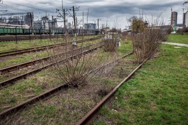 Eski çalı demiryolu tarafından terk edilmiş.