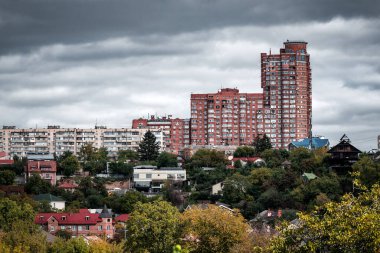 Fırtınalı bulutların altında büyük tuğla gökdelen