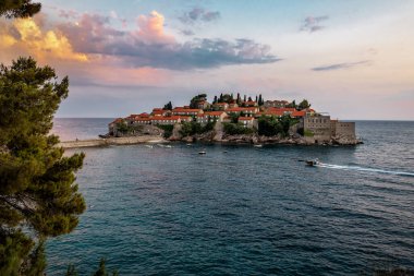 Gün batımında Sveti Stefan yarımadası, Budva, Karadağ
