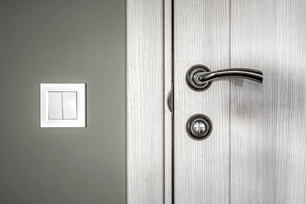 Close Elementen Van Het Interieur Stalen Deurkruk Muur Witte Schakelaar — Stockfoto