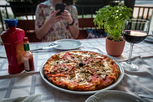 Deliciosa Pizza Italiana Tabasco Vino Mujer Tomando Fotos Smartphone —  Fotos de Stock