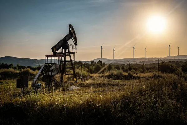 Industrial Oil Pump Windmills Sunset — ストック写真