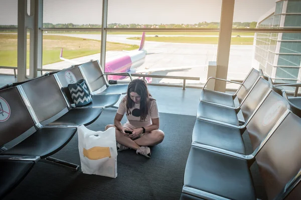 Mujer Joven Salón Del Aeropuerto Esperando Aterrizaje Avión Mujer Blanca — Foto de Stock