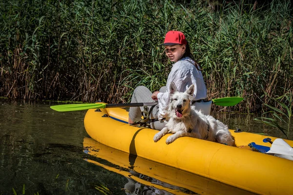 Mujer Kayak Con Feliz Perro Blanco —  Fotos de Stock