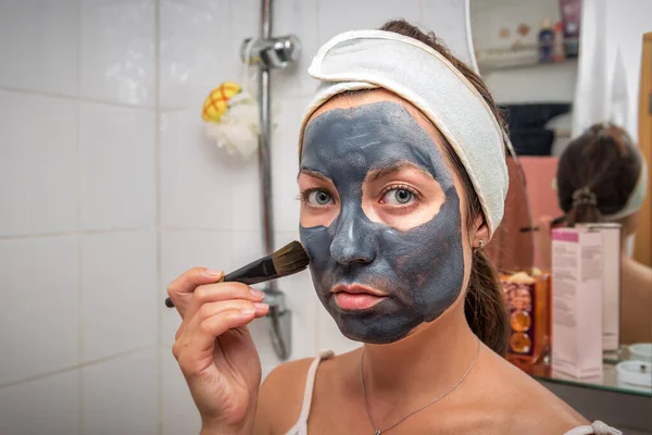 Femme Relaxante Avec Masque Facial Charbon Bois Thème Beauté Spa — Photo