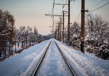 Kış treni. Tren yolu kış akşamında karla kaplıydı. Ulaşım teması