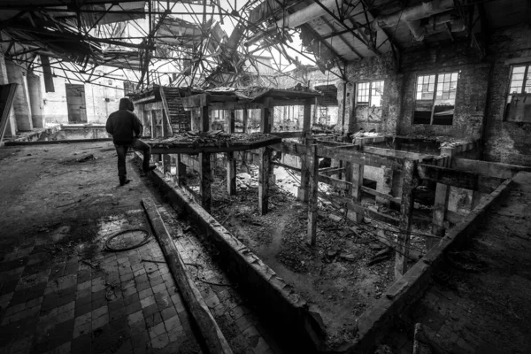Człowiek Odkrywca Ruinach Opuszczonej Zrujnowanej Fabryki Monochromatycznej — Zdjęcie stockowe