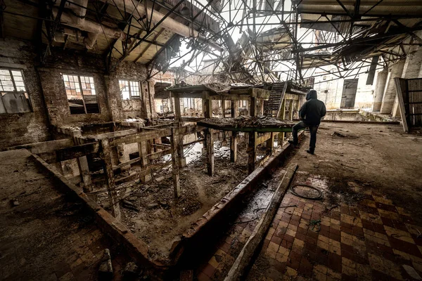 Hombre Explorador Ruinas Fábrica Abandonada Arruinada —  Fotos de Stock