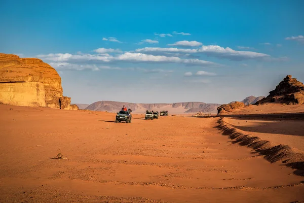 Road Voertuigen Rijden Wadi Rum Woestijn Jordanië — Stockfoto