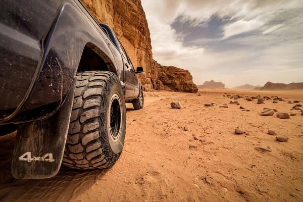 Pneu Voiture Hors Route Sur Sable Dans Désert Réel — Photo