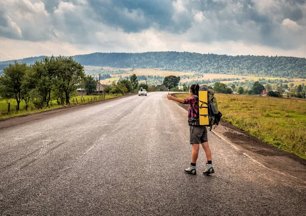 Ταξιδιώτισσα Που Κάνει Ωτοστόπ Στον Ορεινό Δρόμο Backpacker Στο Δρόμο — Φωτογραφία Αρχείου