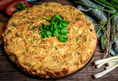 Maydanoz yapraklı sebze turtası.