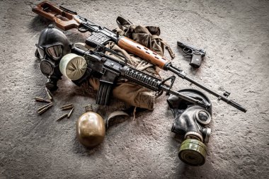 Modern otomatik karabina, sırt çantası ve gaz maskesi. Her türlü savaş koşuluna hazır bir avcı takımı..