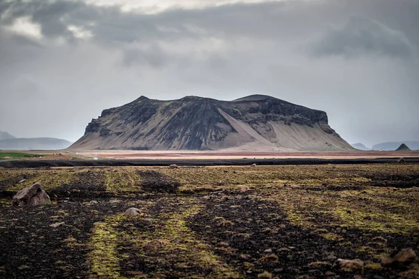 Sozinha Montanha Vulcânica Rochosa Terreno Deserto Islândia — Fotografia de Stock