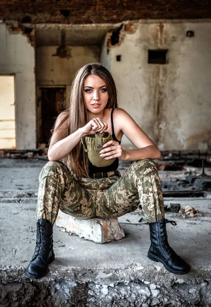 Flacon Armée Dans Les Mains Femme Militaire — Photo