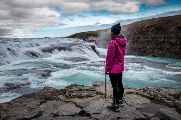 Dívka Purpurové Bundě Dívá Vodopád Gullfoss Islandu — Stock fotografie