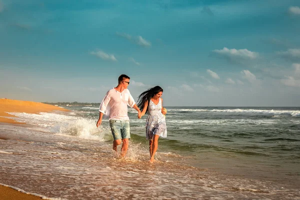 Gelukkig Net Getrouwd Paar Het Tropische Strand — Stockfoto