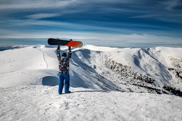 Muž Drží Snowboard Nad Hlavou Zimních Horách Sportovní Oblečení Helma — Stock fotografie