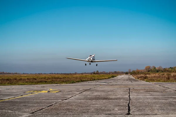Маленький Самолет Воздухе Голубое Небо Авиационная Тема — стоковое фото