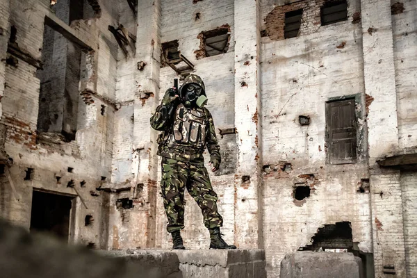 Soldat Mit Gasmaske Und Waffe Auf Den Trümmern — Stockfoto