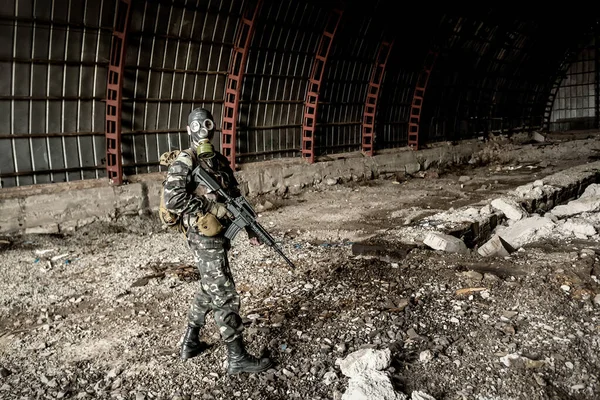 Specialstyrkans Soldat Med Gasmask Och Automatgevär Mot Ruinerna — Stockfoto