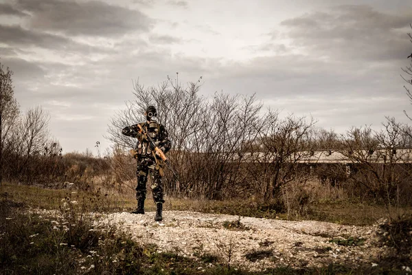 Soldat Med Krypskyttegevär Adn Gas Mask För Skydd Mot Giftgas — Stockfoto