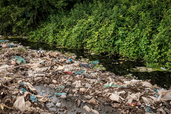 Řeka Velmi Znečištěna Různými Toxickými Odpadky — Stock fotografie