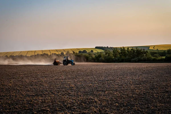 Тракторные Посевы Вечернем Поле Закате — стоковое фото