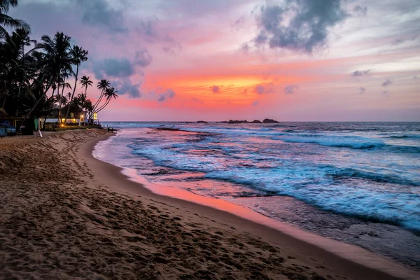 Τροπικό Ηλιοβασίλεμα Παραλία Και Ωκεανός Στη Σρι Λάνκα — Φωτογραφία Αρχείου