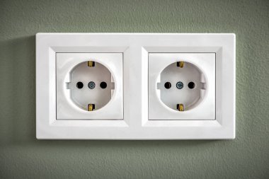 Duvarda çift beyaz priz, elektrik prizi.