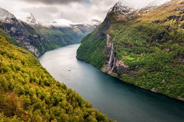 Sunnylvsfjorden Fjord Kanyonu 'nun muhteşem yaz günbatımı, Geiranger Köyü, Norveç' in batısı. Ünlü Seven Sisters şelalesinin akşam manzarası. Doğa konseptinin güzelliği.