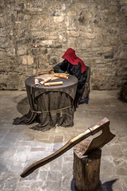 Ortaçağ infaz zindanı. Ürkütücü cellat ve balta. Balmumu figürlerin kurulumu