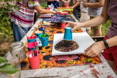 Sıvı sanat tekniklerini kullanarak resmin üzerine akryl boya karıştırıyorum.