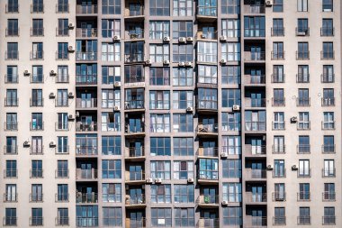 Bir doku olarak çok katlı bir apartmanın ön cephesi