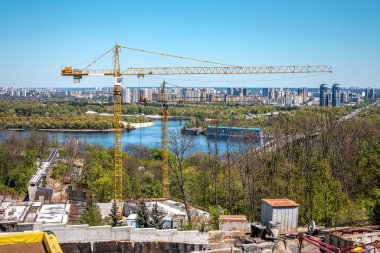 Mavi gökyüzünde kule vinci, yeni daireler, şehir manzarası. Dnipro Nehri. Kyiv. Ukrayna