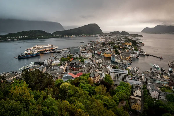 Alesund Olesund Pod Burzliwymi Chmurami Miasto Portowe Zachodnim Wybrzeżu Norwegii — Zdjęcie stockowe