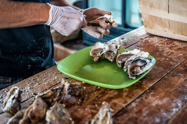 Alguien Manos Guantes Goma Abriendo Ostras Frescas Crudas Conchas —  Fotos de Stock