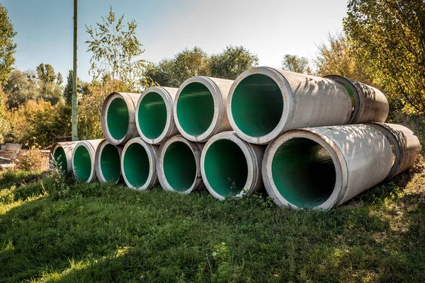 Stapeln Von Betonentwässerungsrohren Für Brunnen Und Wasserableitungen Industrielles Thema — Stockfoto