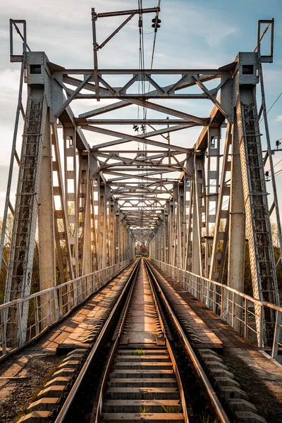 Puente Ferroviario Simétrico Atardecer —  Fotos de Stock