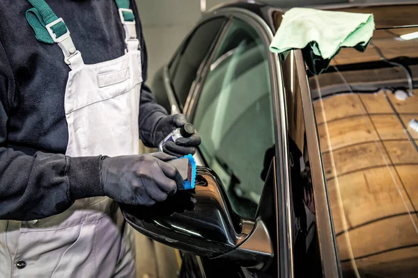 Auto Service Medewerker Het Aanbrengen Van Nano Coating Een Auto Rechtenvrije Stockafbeeldingen