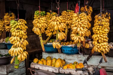 Sokaktaki tropik pazarda olgunlaşmış muz demetleri