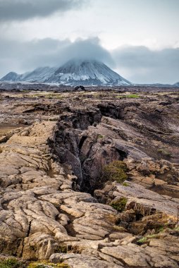 Kuzey İzlanda 'da çatlak lav alanı ve volkanik koni. Şiddetli manzara
