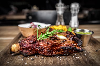 Lezzetli ızgara barbekü T-Bone Biberiyeli Biftek