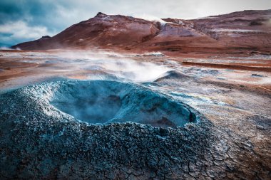 Jeotermal bölgede kaynamış çamur kapları Hver ve etrafını çatlattı. İzlanda manzarası. İzlanda. Avrupa