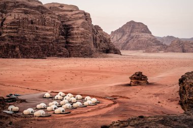 Lüks modern kamp Red Wadi Rum çölünde. Ürdün. Mars manzarası