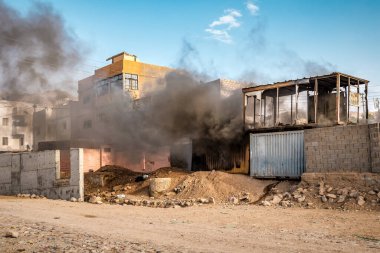 Hava bombardımanından sonra siyah duman.