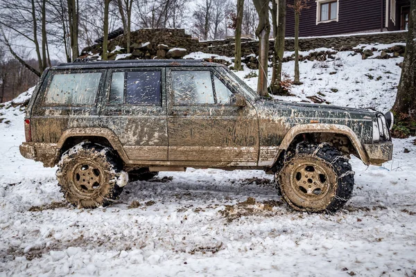 Dirty Road Car Com Corrente Pneu Inverno — Fotografia de Stock