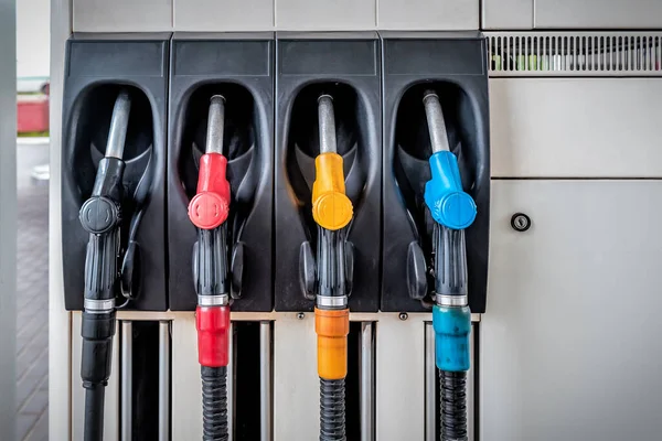 Üzemanyagpisztolyok Különböző Üzemanyaggal Benzinkútnál — Stock Fotó