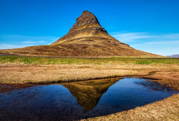 Kirkjufell Montaña Con Reflejo Agua Península Snaefellsnes Islandia Europa Cielo —  Fotos de Stock