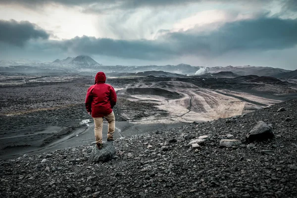 Homem Casaco Vermelho Olha Para Paisagem Vulcânica Islândia — Fotografia de Stock